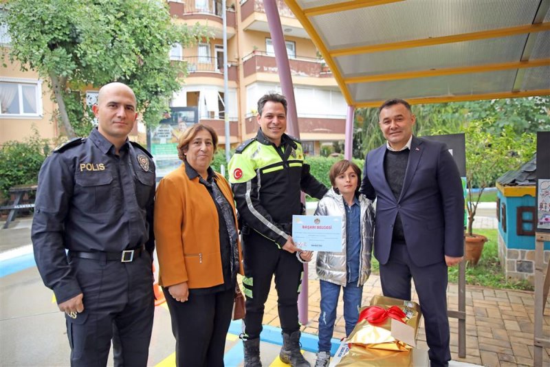 Alanya belediyesi’nin trafik konulu yarışması sona erdi dereceye giren öğrencilerin ödüllerini başkan yücel verdi