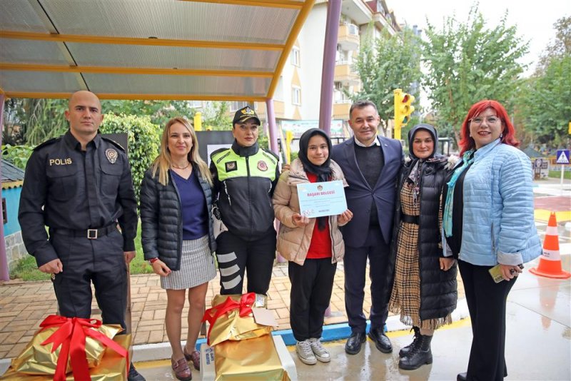 Alanya belediyesi’nin trafik konulu yarışması sona erdi dereceye giren öğrencilerin ödüllerini başkan yücel verdi