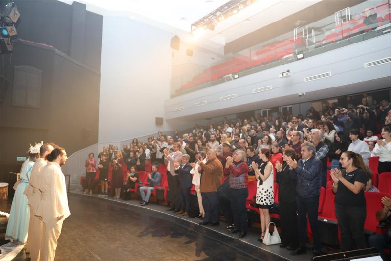 Alanya belediyesi’nin yeni oyunu prömiyer yaptı yaşlı adam ve deniz ayakta alkışlandı
