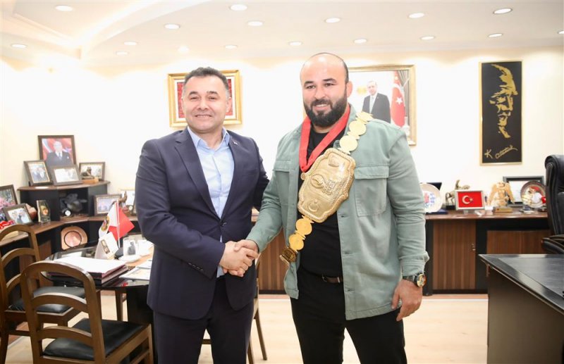 Başkan yücel türkiye yağlı güreş ligi şampiyonu başpehlivan orhan okulu'yu ağırladı