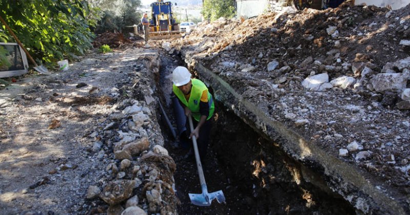 Büyükşehir Demre Kayaaltı’nı Kanalizasyon Sorunu Çözüyor