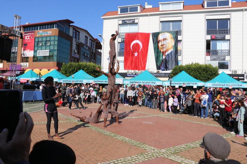 GAZİPAŞA’DA YENİ YIL PAZARINA BÜYÜK İLGİ