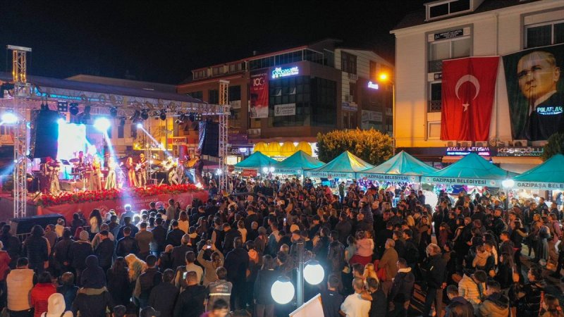GAZİPAŞA’DA YENİ YIL PAZARINA BÜYÜK İLGİ