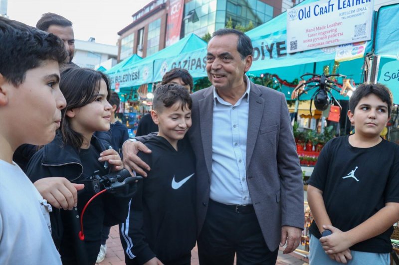 GAZİPAŞA’DA YENİ YIL PAZARINA BÜYÜK İLGİ