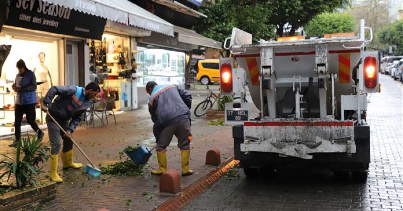 Kentte etkili olan şiddetli yağışlar sonrası alanya belediyesi tüm ekipleri ile sahada