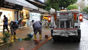 Kentte etkili olan şiddetli yağışlar sonrası alanya belediyesi tüm ekipleri ile sahada
