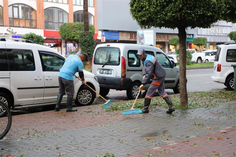 Kentte etkili olan şiddetli yağışlar sonrası alanya belediyesi tüm ekipleri ile sahada