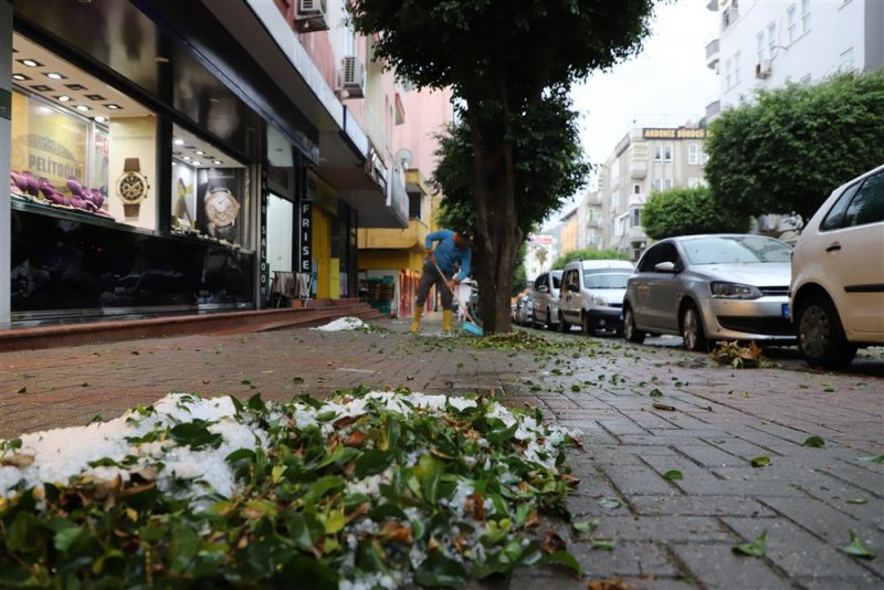 Kentte etkili olan şiddetli yağışlar sonrası alanya belediyesi tüm ekipleri ile sahada