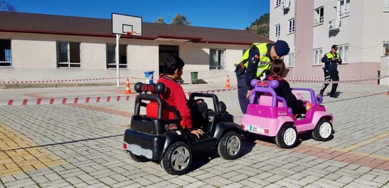Alanya belediyesi’nden kırsaldaki çocuklara trafik eğitimi