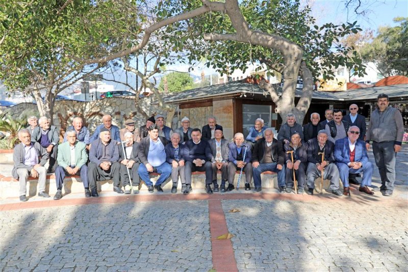 Alanya belediyesi’nin yaşlılara yönelik kale gezisi etkinlikleri sürüyor