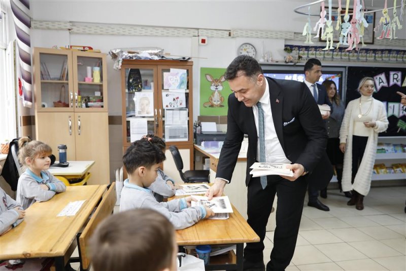 Başkan yücel çocukların karne heyecanına ortak oldu