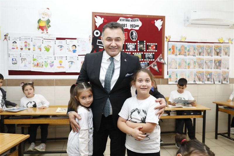 Başkan yücel çocukların karne heyecanına ortak oldu