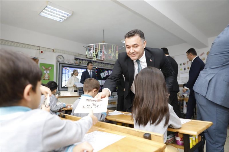 Başkan yücel çocukların karne heyecanına ortak oldu