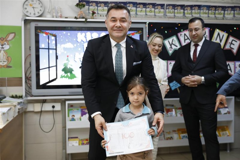 Başkan yücel çocukların karne heyecanına ortak oldu