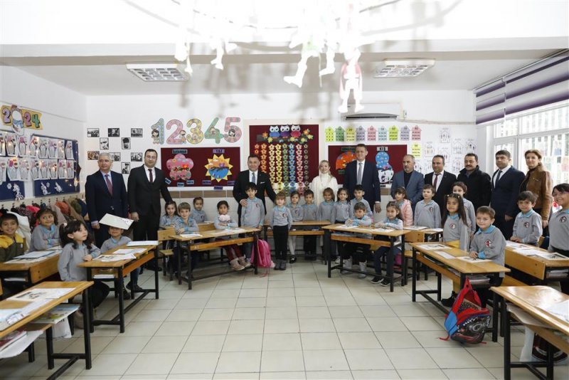 Başkan yücel çocukların karne heyecanına ortak oldu