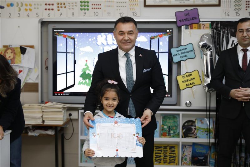 Başkan yücel çocukların karne heyecanına ortak oldu
