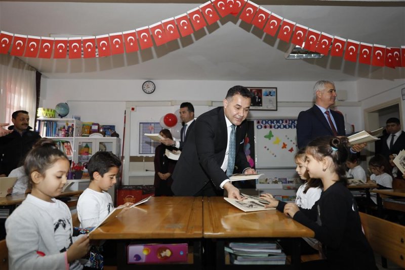 Başkan yücel çocukların karne heyecanına ortak oldu