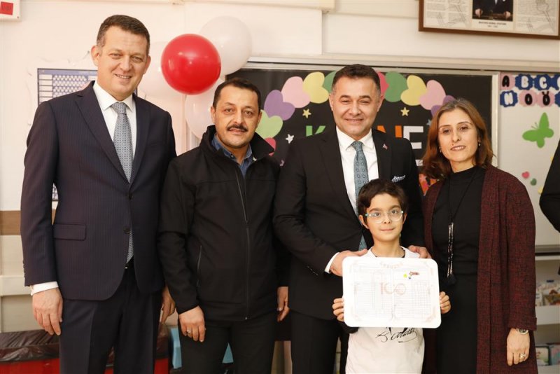 Başkan yücel çocukların karne heyecanına ortak oldu