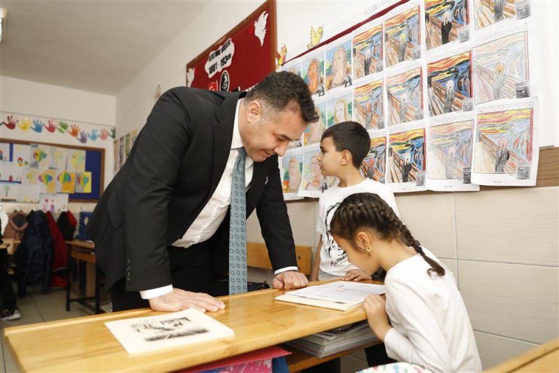 Başkan yücel çocukların karne heyecanına ortak oldu