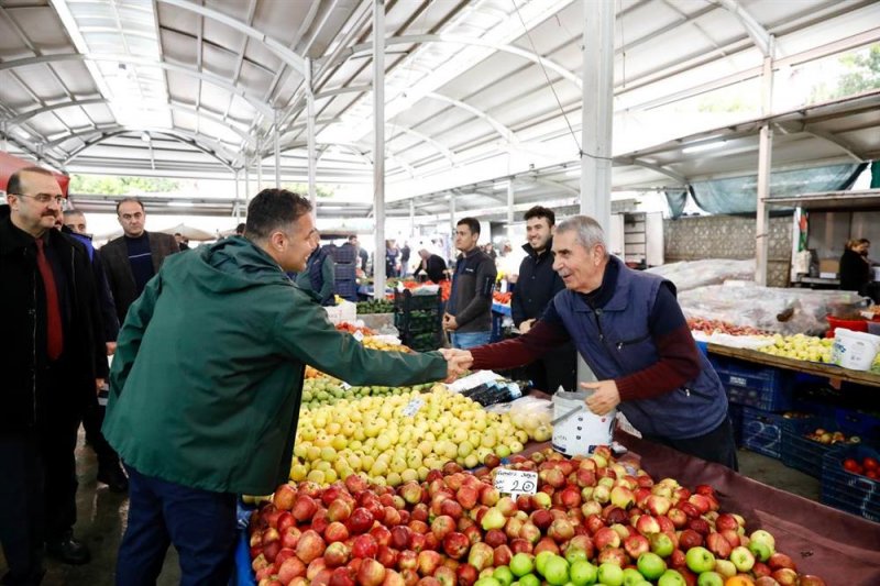 Başkan yücel toptancı hali, balık hali ve pazar esnaflarını ziyaret etti