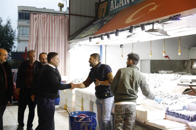 Başkan yücel toptancı hali, balık hali ve pazar esnaflarını ziyaret etti