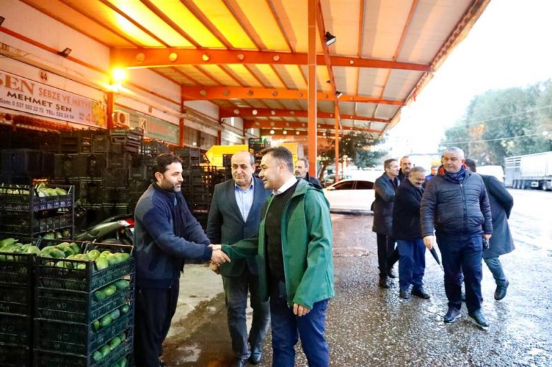 Başkan yücel toptancı hali, balık hali ve pazar esnaflarını ziyaret etti