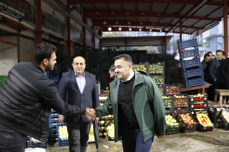 Başkan yücel toptancı hali, balık hali ve pazar esnaflarını ziyaret etti