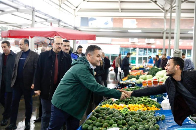 Başkan yücel toptancı hali, balık hali ve pazar esnaflarını ziyaret etti