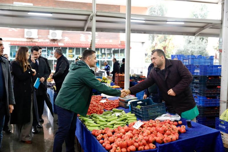 Başkan yücel toptancı hali, balık hali ve pazar esnaflarını ziyaret etti
