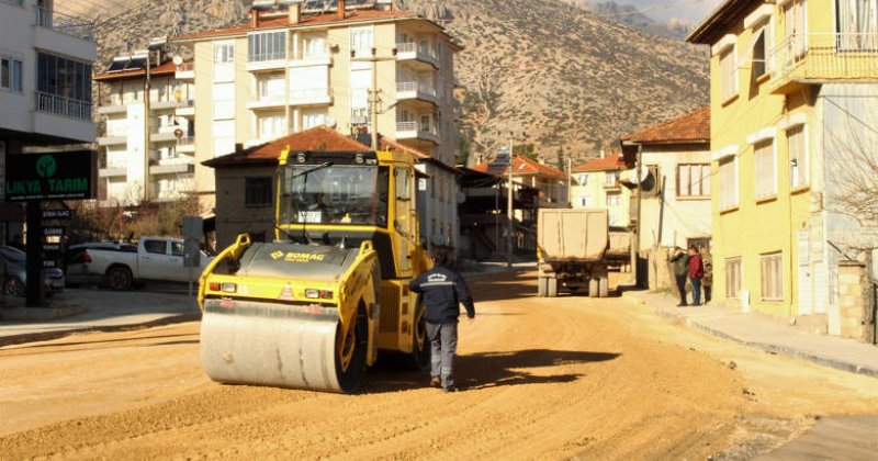Elmalı’da Sıcak Asfalt Çalışmaları Sürüyor
