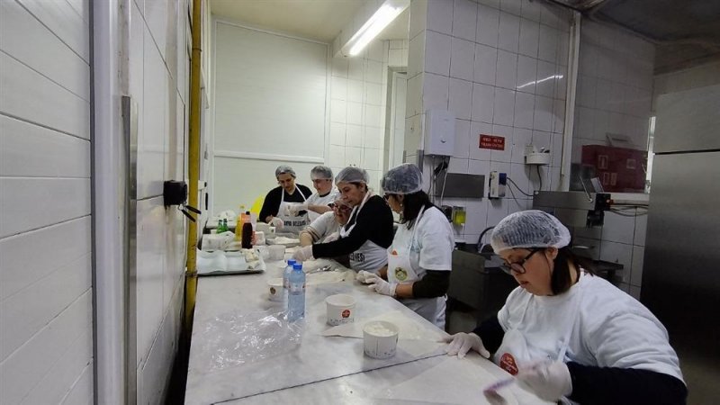 Engelli bireyler mutfakta börek açtı engelsiz mutfak atölyesi çalışmaları başladı
