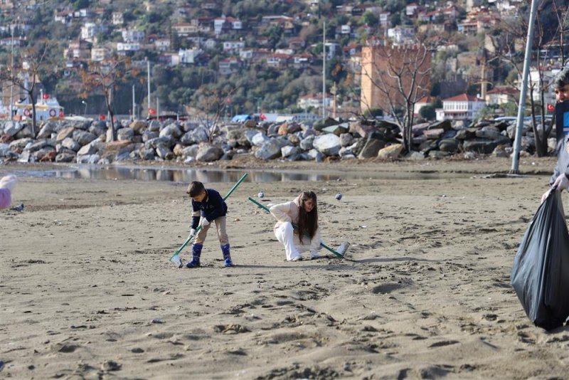 Galip dere halk plajı’nda çöp kategorize çalışması gerçekleştirildi