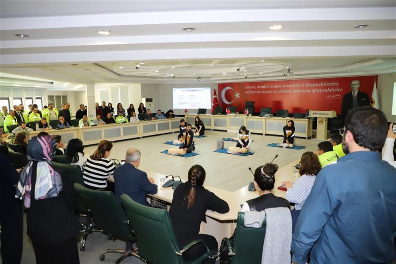 Alanya belediyesi personele ilk yardım eğitimi