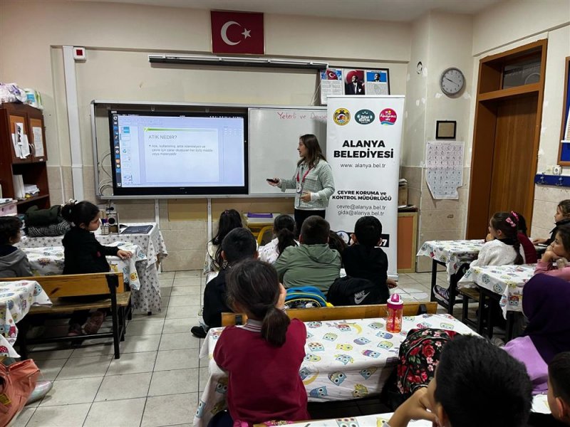 Eko okullarda atıksız yaşam ve atıkların geri kazanımı eğitimi düzenleniyor