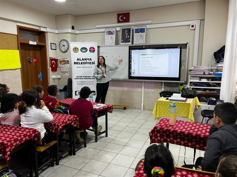 Eko okullarda atıksız yaşam ve atıkların geri kazanımı eğitimi düzenleniyor
