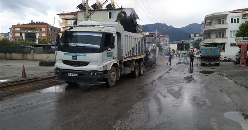 Alanya belediyesi asfalt yenileme çalışmalarına tosmur’da devam ediyor
