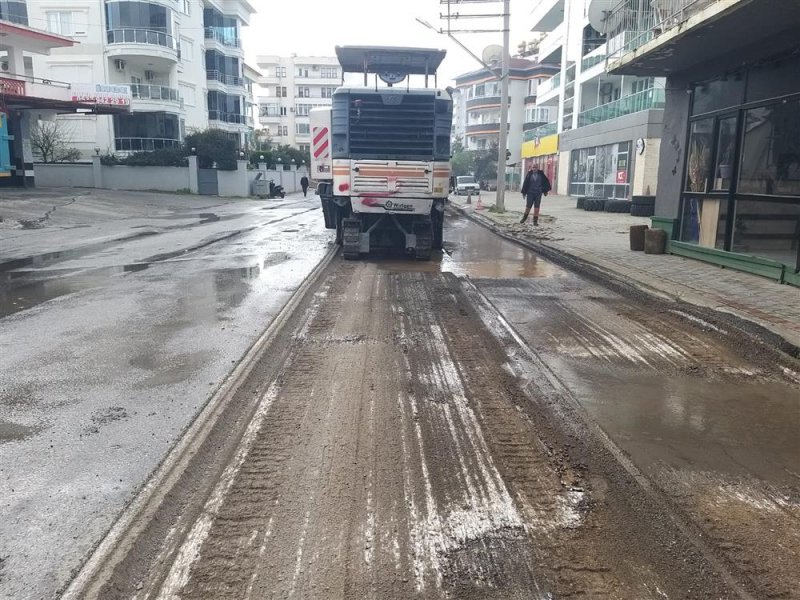 Alanya belediyesi asfalt yenileme çalışmalarına tosmur’da devam ediyor