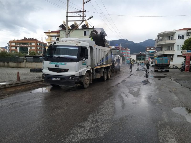 Alanya belediyesi asfalt yenileme çalışmalarına tosmur’da devam ediyor