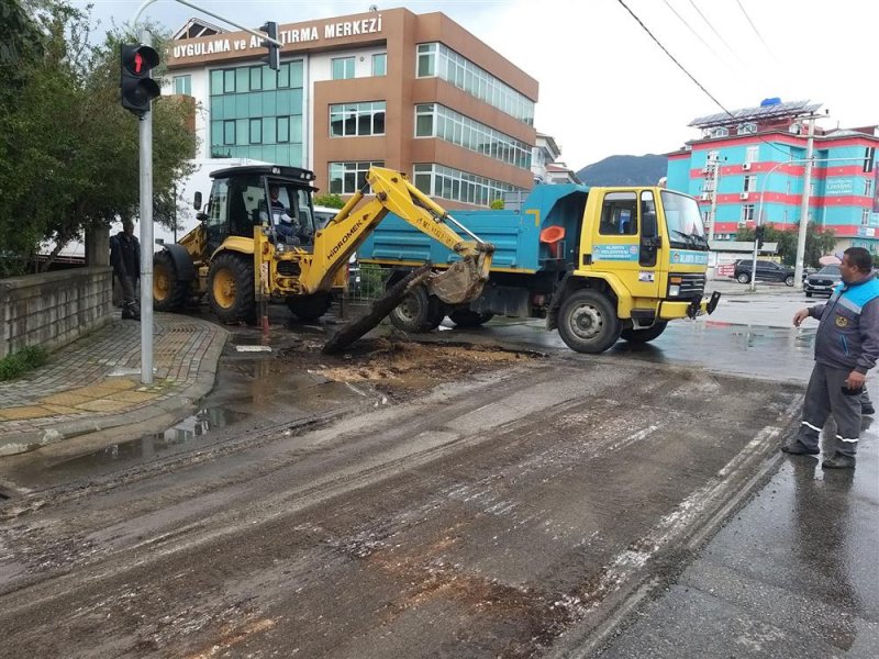Alanya belediyesi asfalt yenileme çalışmalarına tosmur’da devam ediyor