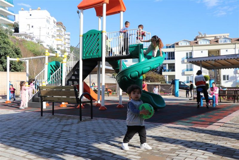 Alanya belediyesi kente yeni çocuk parkları kazandırmaya devam ediyor