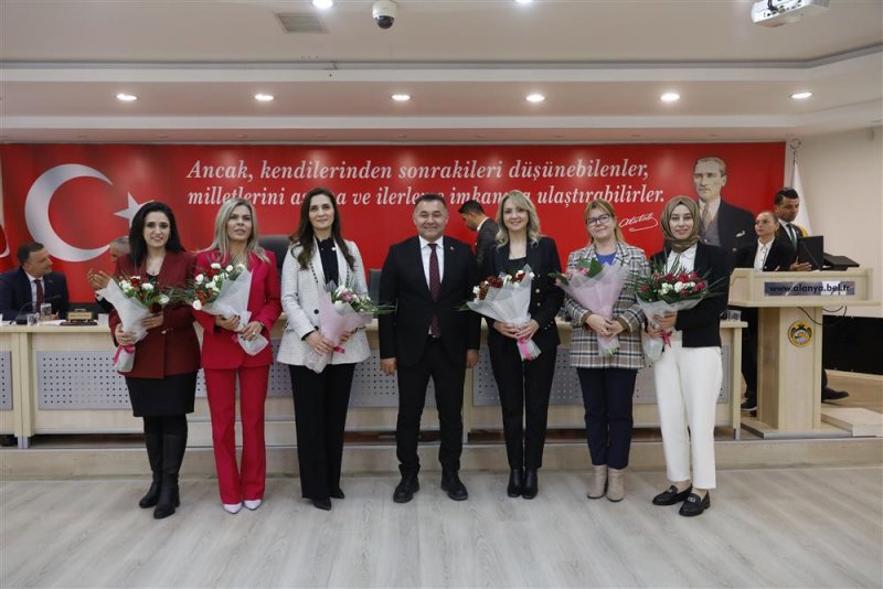 Alanya belediyesi’nde seçimler öncesi son meclis toplantısı gerçekleştirildi - başkan yücel’den meclis üyelerine plaketli teşekkür