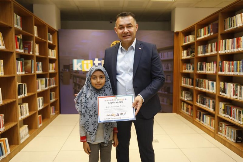 Başkan yücel en çok kitap okuyan öğrencileri ödüllendirdi