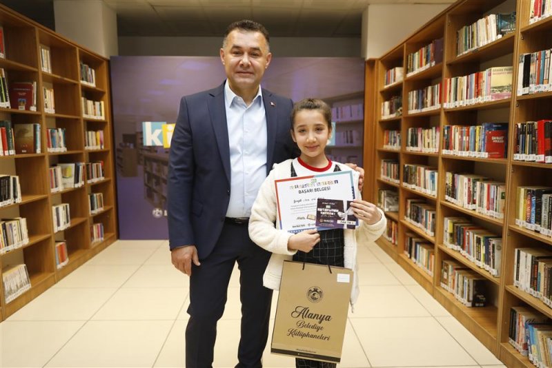 Başkan yücel en çok kitap okuyan öğrencileri ödüllendirdi