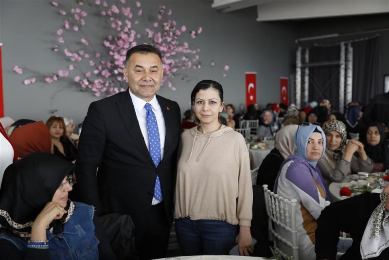 Başkan y&uuml;cel: hizmet yolunda kadınlarımızla el ele vereceğiz - başkan y&uuml;cel 8 mart&rsquo;ta kadınlarla buluştu