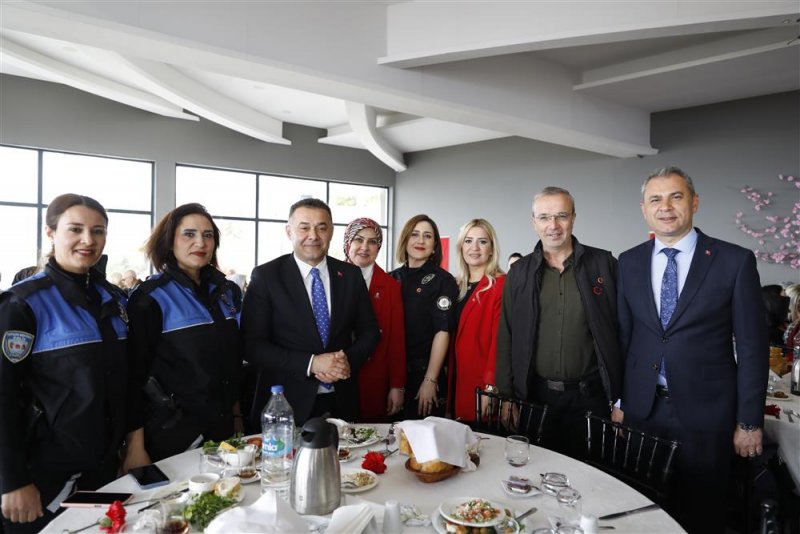 Başkan y&uuml;cel: hizmet yolunda kadınlarımızla el ele vereceğiz - başkan y&uuml;cel 8 mart&rsquo;ta kadınlarla buluştu