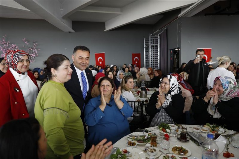 Başkan y&uuml;cel: hizmet yolunda kadınlarımızla el ele vereceğiz - başkan y&uuml;cel 8 mart&rsquo;ta kadınlarla buluştu