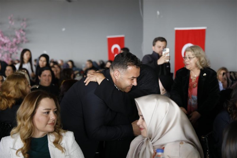 Başkan y&uuml;cel: hizmet yolunda kadınlarımızla el ele vereceğiz - başkan y&uuml;cel 8 mart&rsquo;ta kadınlarla buluştu