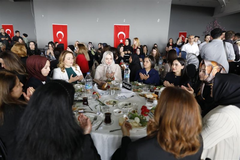 Başkan y&uuml;cel: hizmet yolunda kadınlarımızla el ele vereceğiz - başkan y&uuml;cel 8 mart&rsquo;ta kadınlarla buluştu