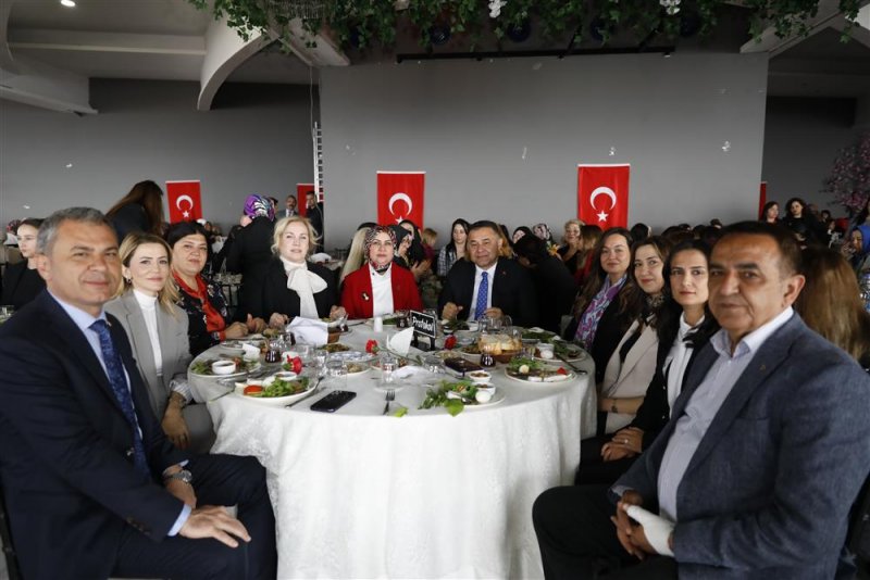 Başkan y&uuml;cel: hizmet yolunda kadınlarımızla el ele vereceğiz - başkan y&uuml;cel 8 mart&rsquo;ta kadınlarla buluştu