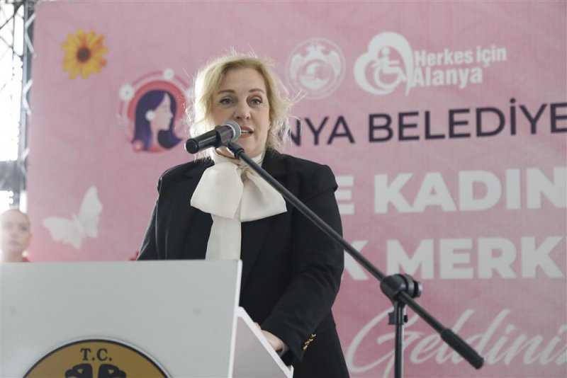Başkan y&uuml;cel: hizmet yolunda kadınlarımızla el ele vereceğiz - başkan y&uuml;cel 8 mart&rsquo;ta kadınlarla buluştu